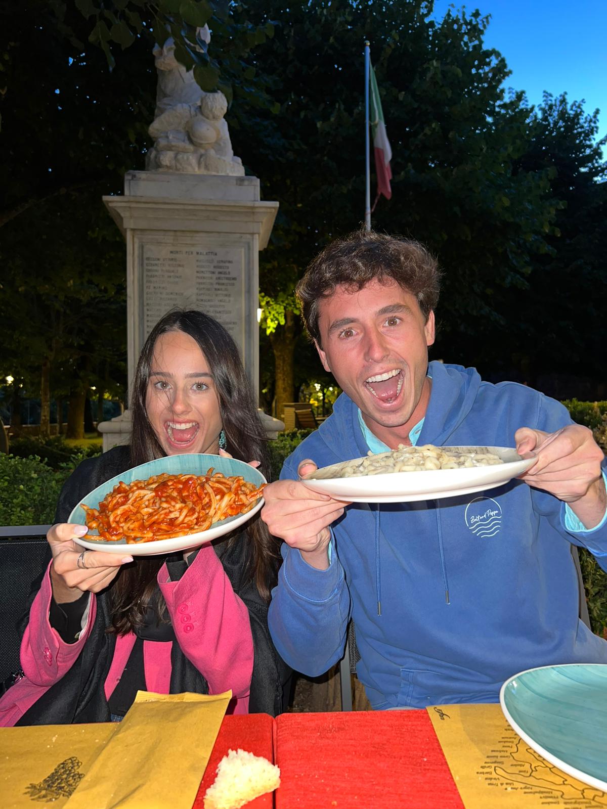Natalia y Mario disfrutando de la pasta en Italia