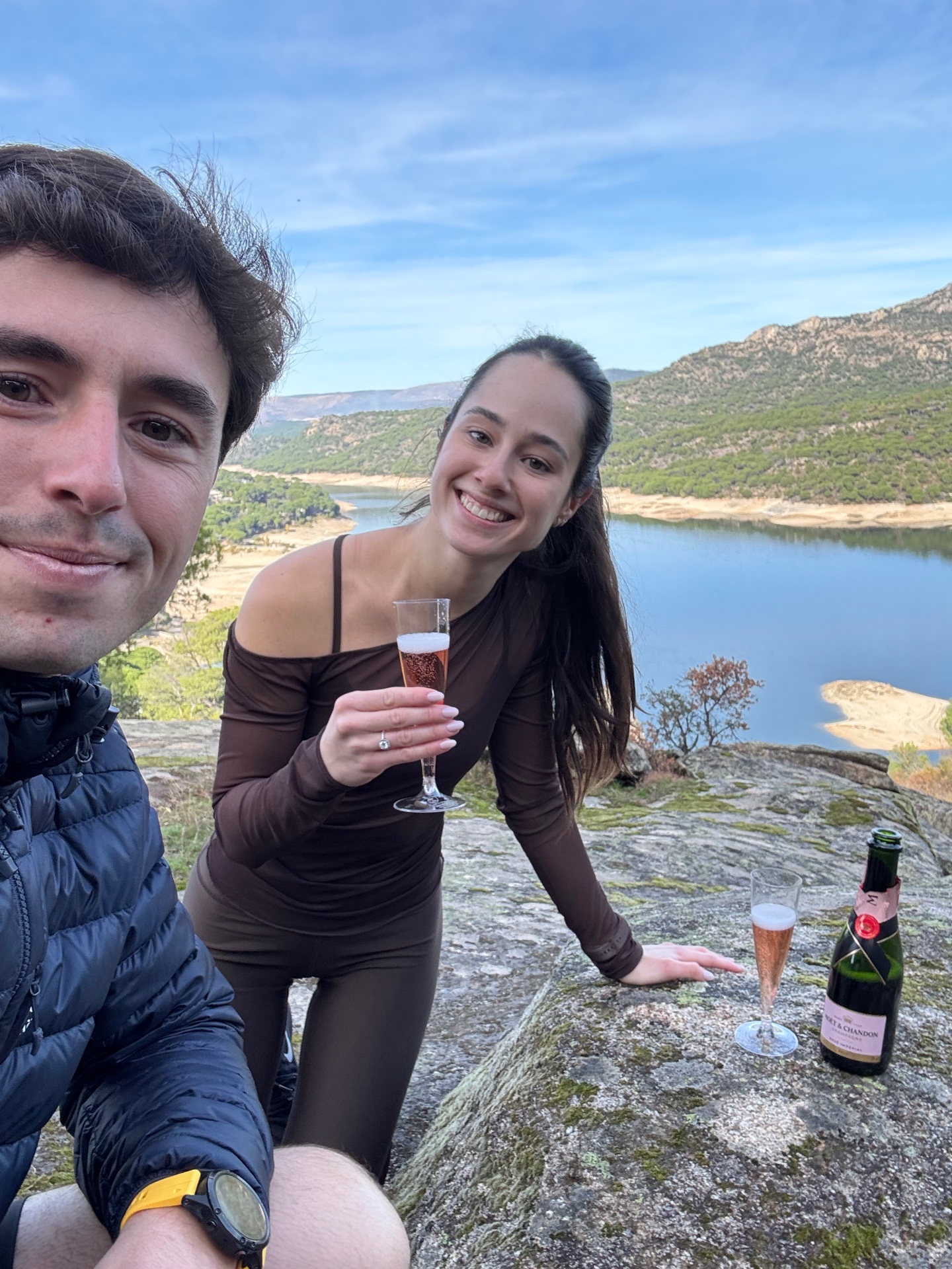 Natalia y Mario brindando tras la pedida en el Pantano de San Juan